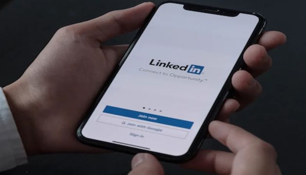 LinkedIn's AI Automatically Writes Messages For You