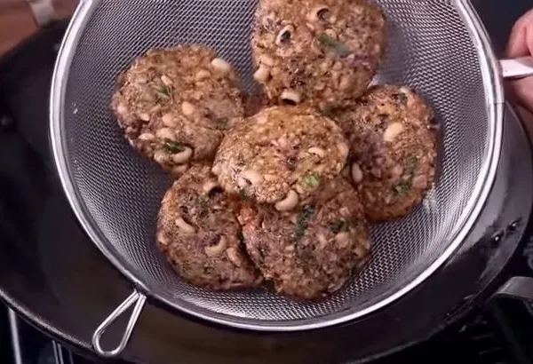 Protein Rich Alasanda Vada Recipe